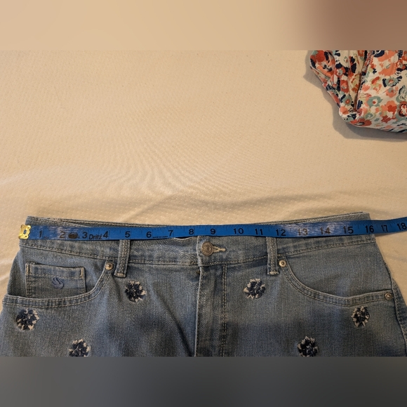 3/$23 Gloria Vanderbilt Amanda Blue Stretchy Denim w Embroidery Flowers Size 10 - Picture 3 of 6